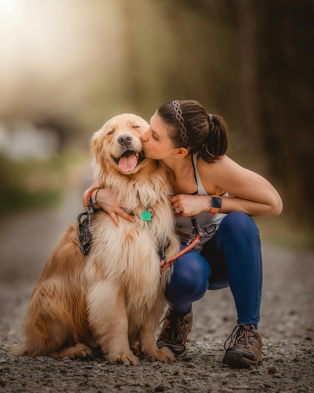 Mujer abrazando a su perro con cariño - WofiLand
